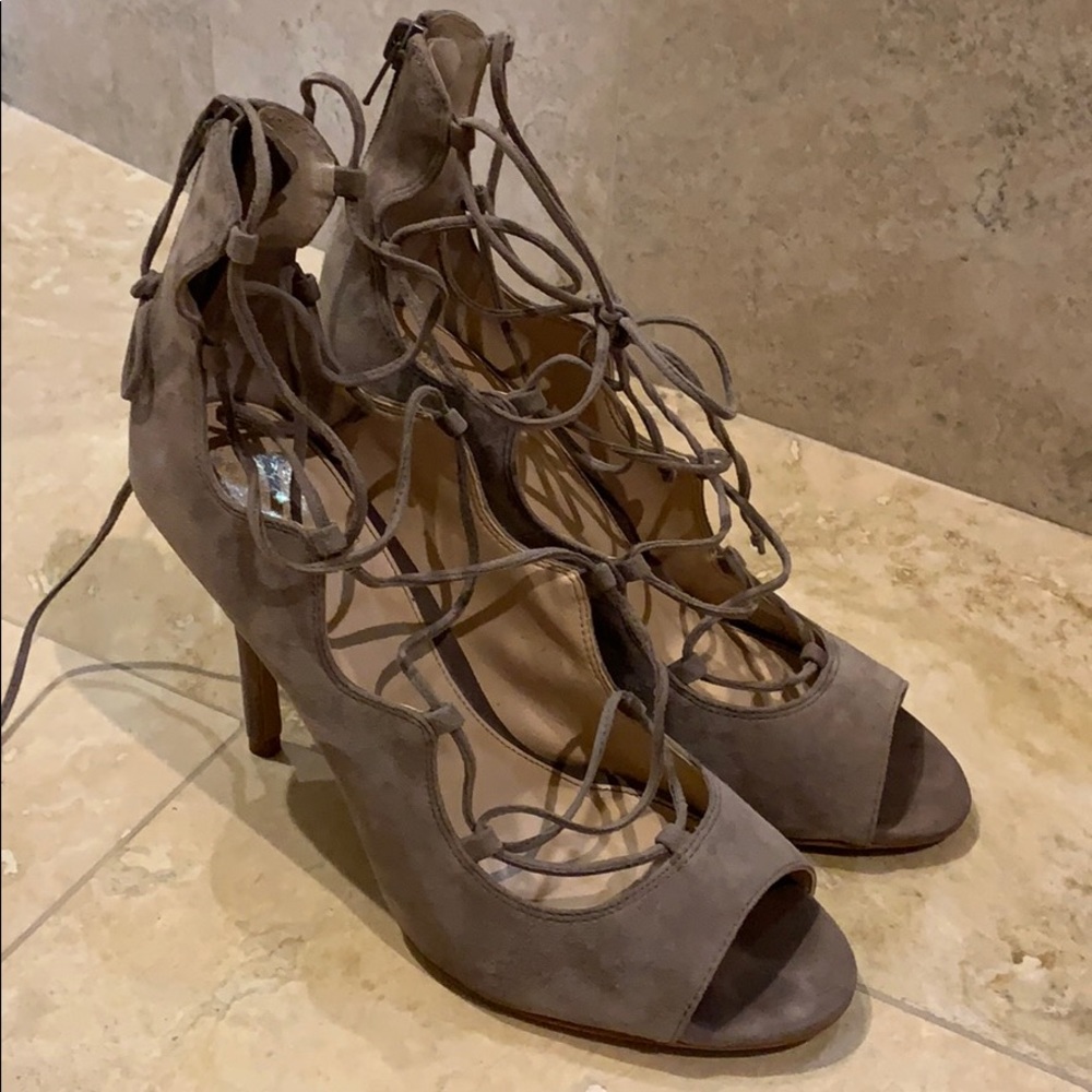 VINCE CAMUTO NUDE LACE UP HEEL
